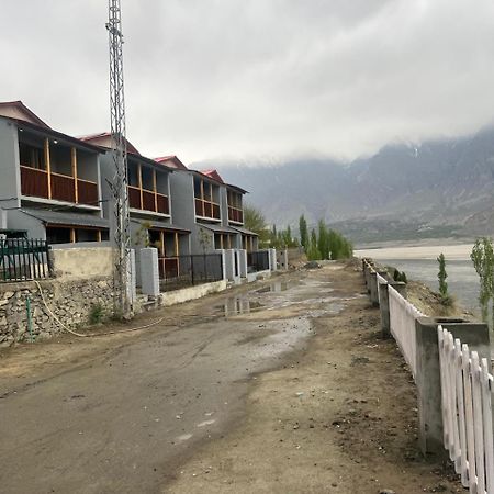 Eat And Read Hotel Скарду Екстериор снимка