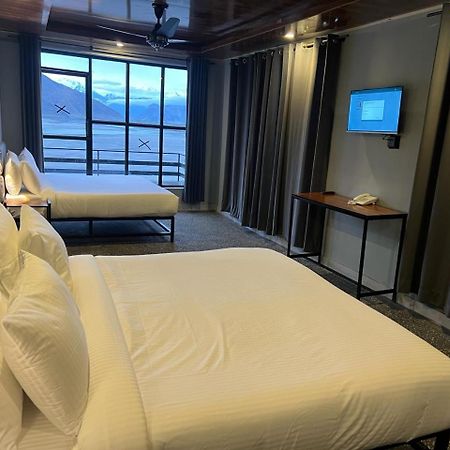 Eat And Read Hotel Скарду Екстериор снимка