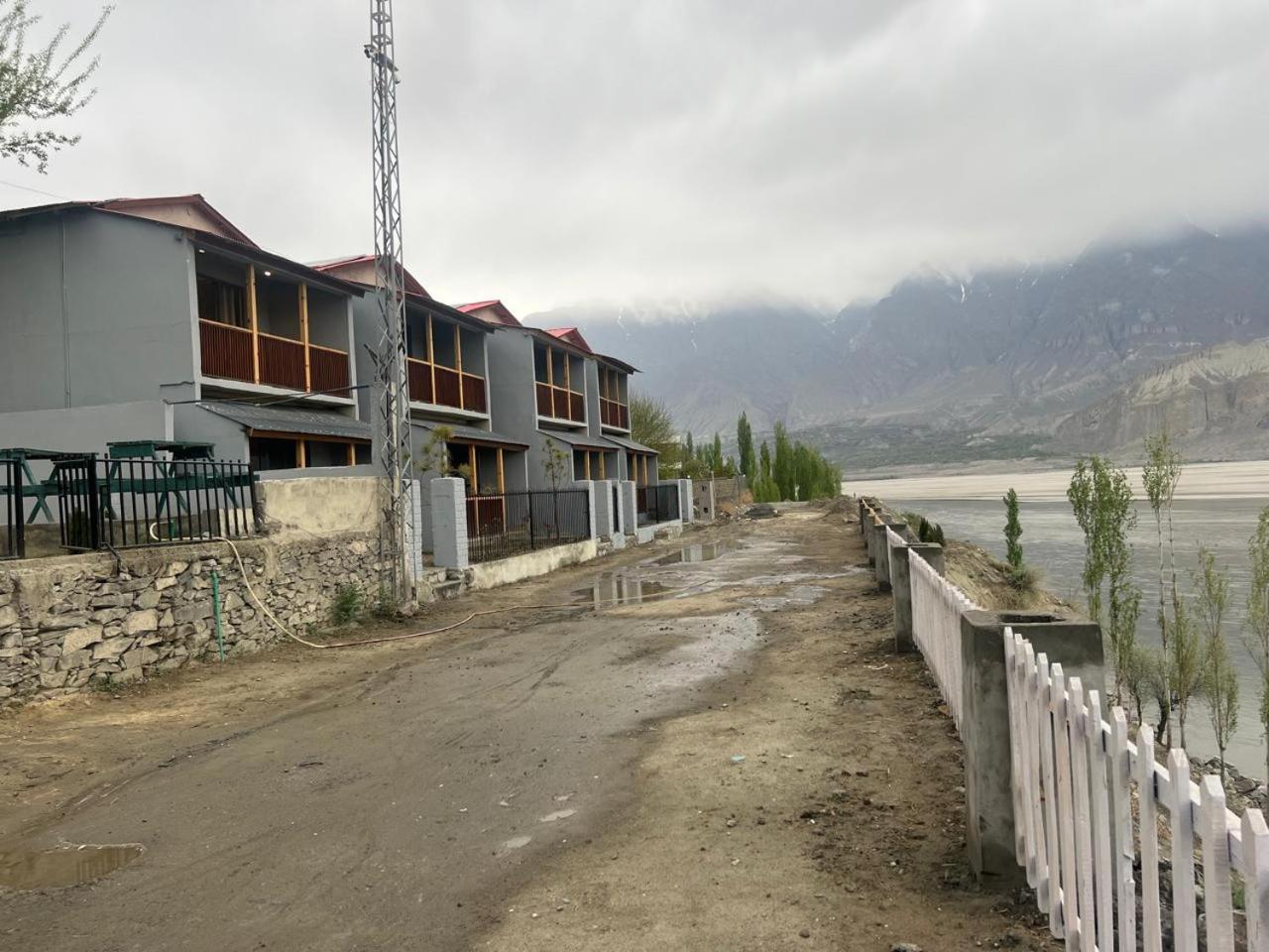 Eat And Read Hotel Скарду Екстериор снимка