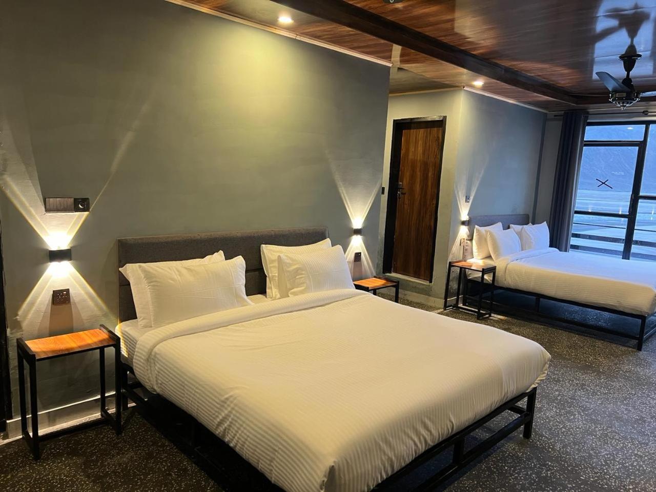 Eat And Read Hotel Скарду Стая снимка