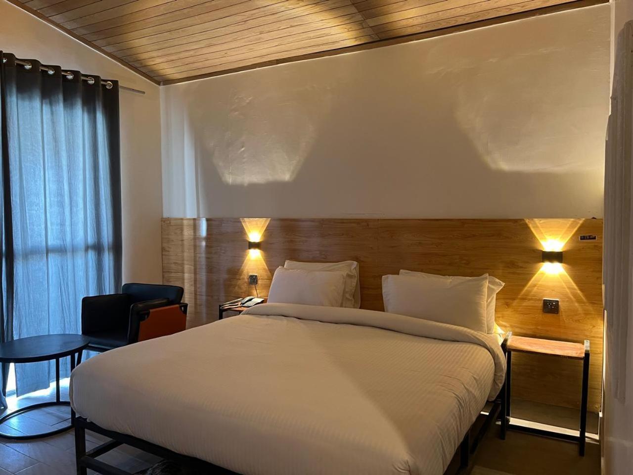 Eat And Read Hotel Скарду Екстериор снимка